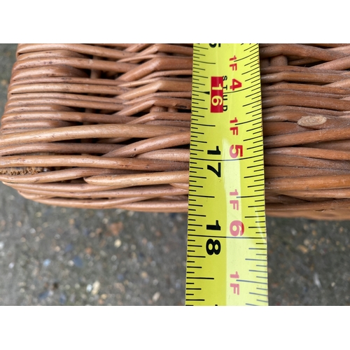 242 - Small Wicker basket.

Dimensions - 11