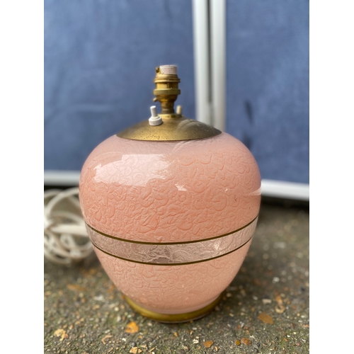 252 - Stunning vintage pink and clear glass table lamp.