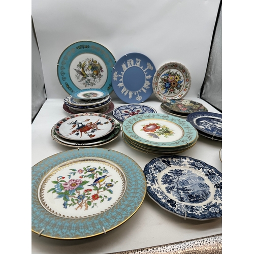 34 - Quantity of decorative plates / wall hangings