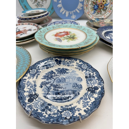 34 - Quantity of decorative plates / wall hangings