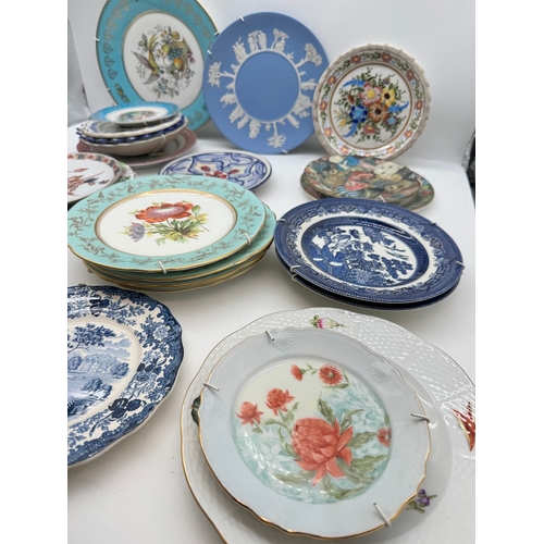 34 - Quantity of decorative plates / wall hangings