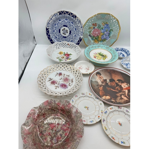 35 - Quantity of decorative plates / centrepieces