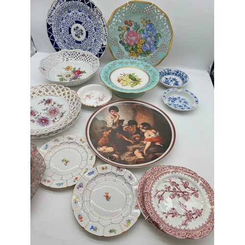 35 - Quantity of decorative plates / centrepieces