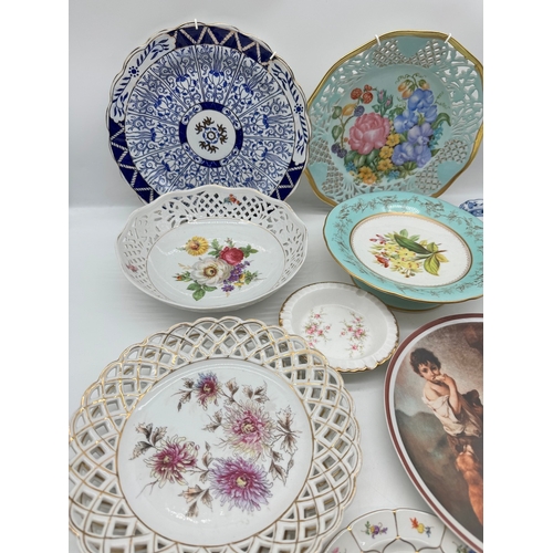 35 - Quantity of decorative plates / centrepieces