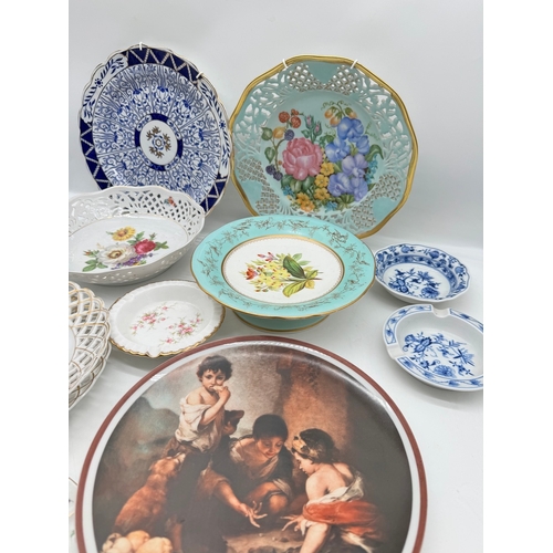 35 - Quantity of decorative plates / centrepieces