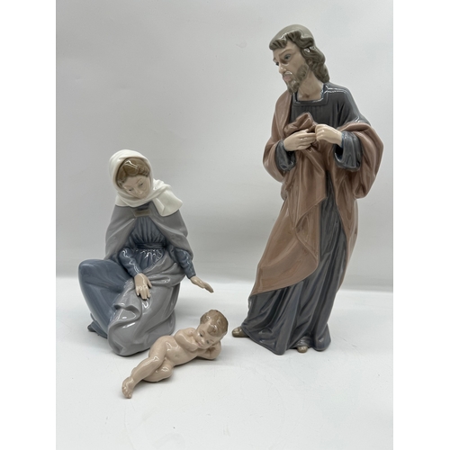 41 - Nao Nativity Scene incluidng Babby Jesus, Mary, Joseph, Donkey & Bull