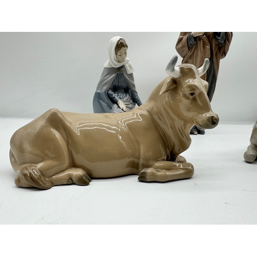 41 - Nao Nativity Scene incluidng Babby Jesus, Mary, Joseph, Donkey & Bull