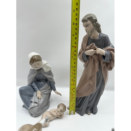 41 - Nao Nativity Scene incluidng Babby Jesus, Mary, Joseph, Donkey & Bull