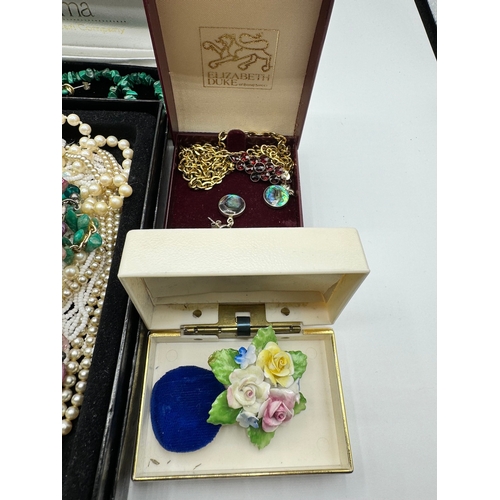 124 - Quantity of vintage / modern costume jewellery / boxes