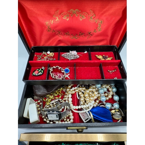 124 - Quantity of vintage / modern costume jewellery / boxes