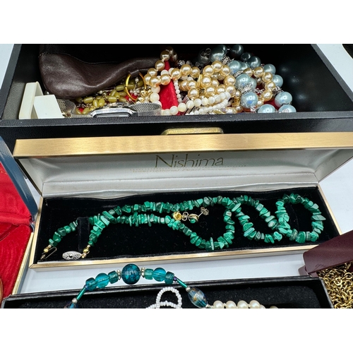 124 - Quantity of vintage / modern costume jewellery / boxes