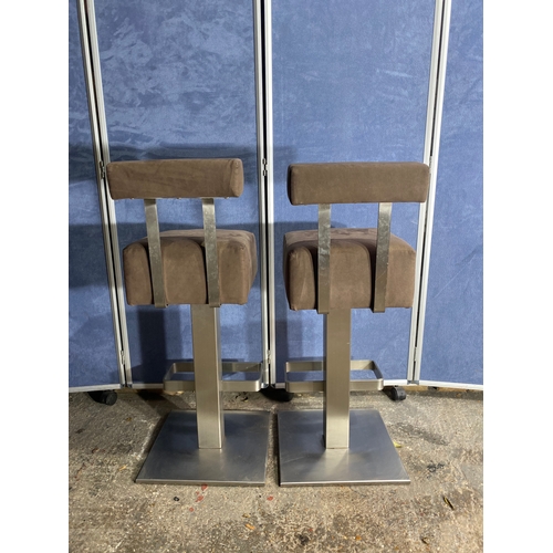 299 - A pair of modern bar stools.

Dimensions -