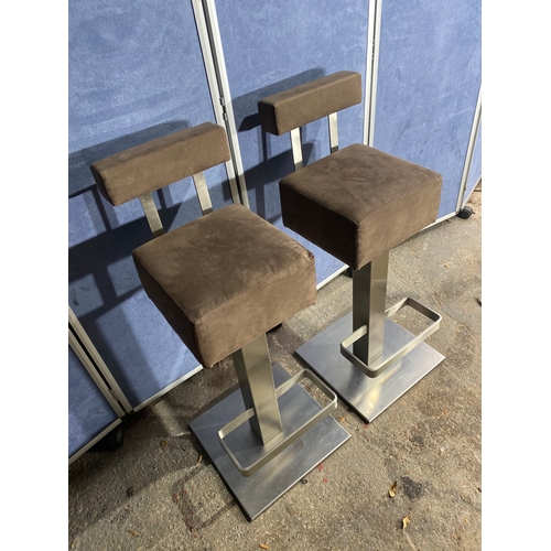 299 - A pair of modern bar stools.

Dimensions -