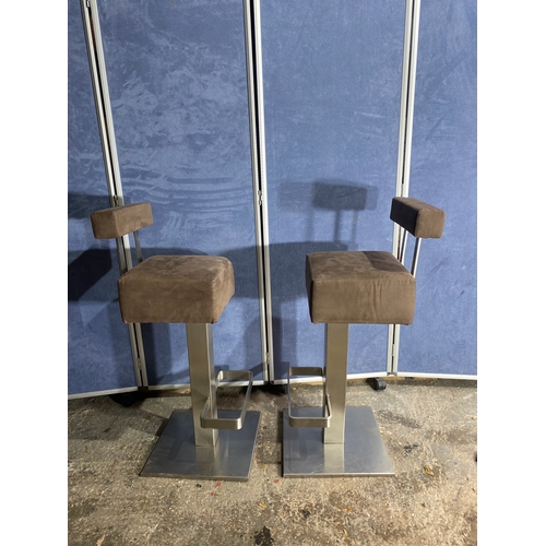 299 - A pair of modern bar stools.

Dimensions -