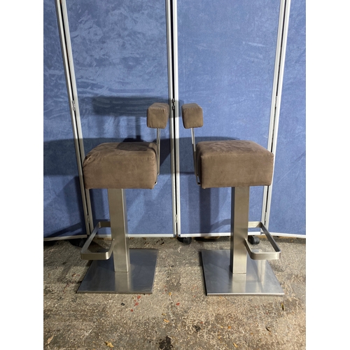 299 - A pair of modern bar stools.

Dimensions -