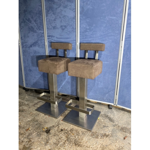 299 - A pair of modern bar stools.

Dimensions -