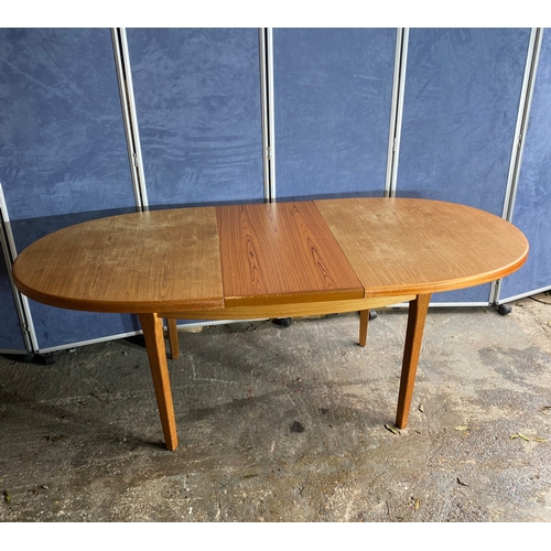 307 - Extendable dining table. 

Please see images for all dimensions.