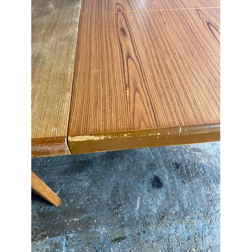 307 - Extendable dining table. 

Please see images for all dimensions.