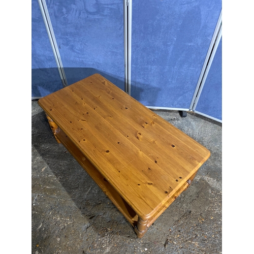 311 - Pine coffee table

Dimensions - 21.5