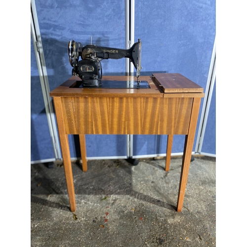 314 - Vintage sewing machine table and singer sewing machine. 

Dimensions - 30.5