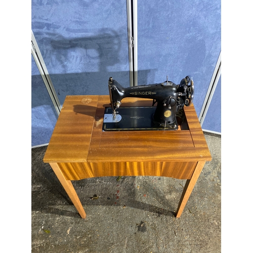 314 - Vintage sewing machine table and singer sewing machine. 

Dimensions - 30.5