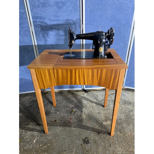 314 - Vintage sewing machine table and singer sewing machine. 

Dimensions - 30.5