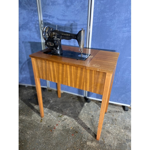 314 - Vintage sewing machine table and singer sewing machine. 

Dimensions - 30.5