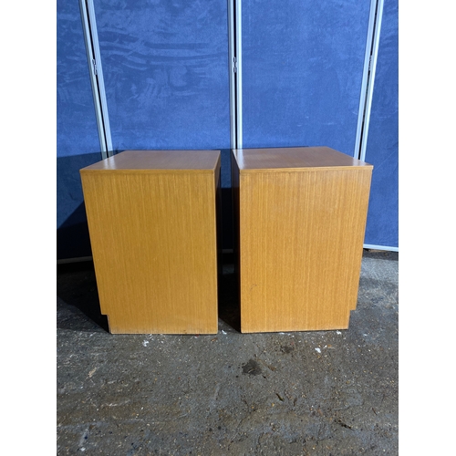 315 - A pair of retro bedside tables. 

Dimensions - 16.5