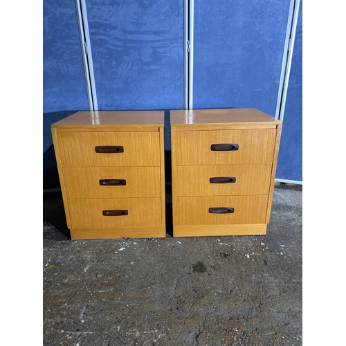 315 - A pair of retro bedside tables. 

Dimensions - 16.5