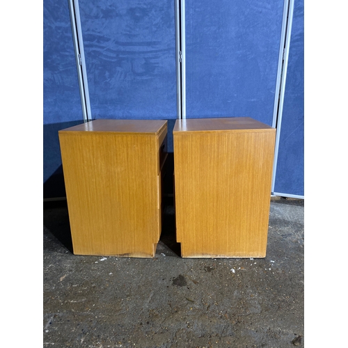 315 - A pair of retro bedside tables. 

Dimensions - 16.5