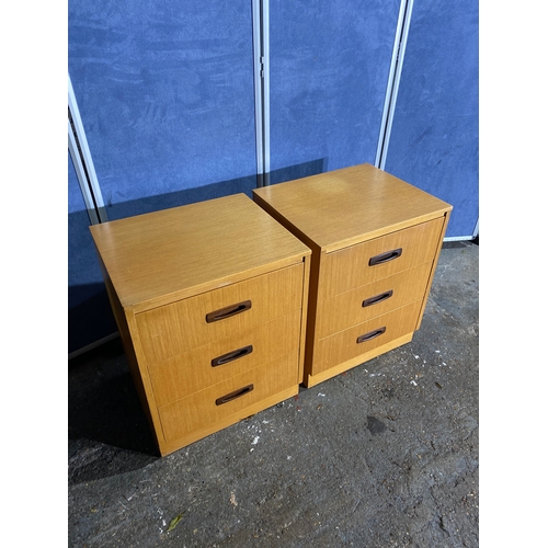 315 - A pair of retro bedside tables. 

Dimensions - 16.5