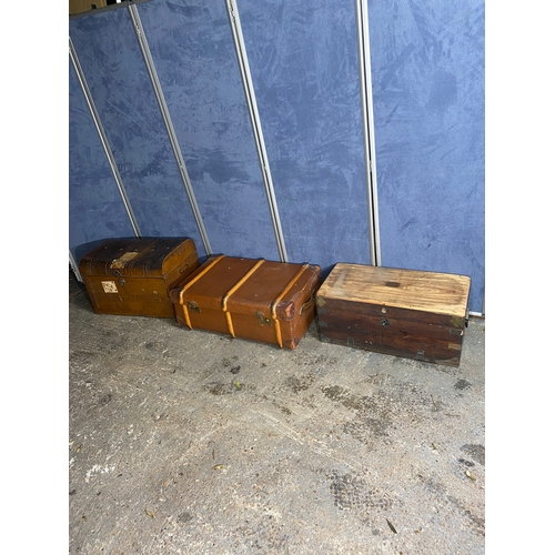 401 - A lot of three vintage trunks. 

Please see images for all dimensions