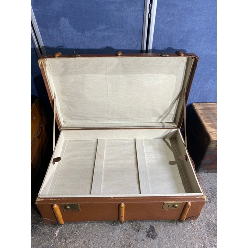 401 - A lot of three vintage trunks. 

Please see images for all dimensions