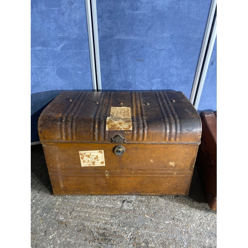 401 - A lot of three vintage trunks. 

Please see images for all dimensions