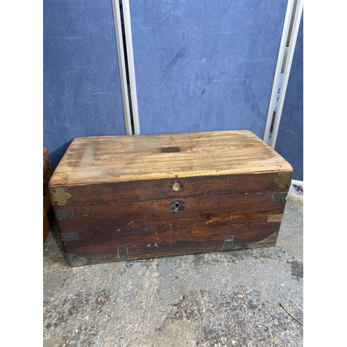 401 - A lot of three vintage trunks. 

Please see images for all dimensions