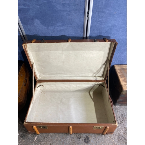 401 - A lot of three vintage trunks. 

Please see images for all dimensions