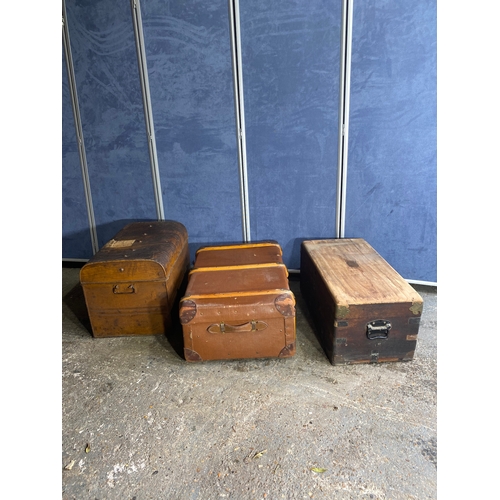 401 - A lot of three vintage trunks. 

Please see images for all dimensions