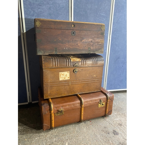 401 - A lot of three vintage trunks. 

Please see images for all dimensions