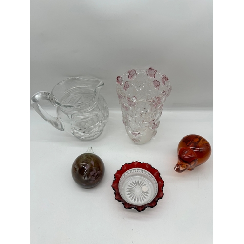 132 - Quantity of glass and art glass - Mdina / Wedgwood