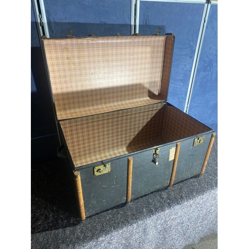 70F - Large vintage trunk. 

Dimensions - 36