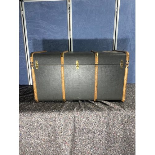 70F - Large vintage trunk. 

Dimensions - 36