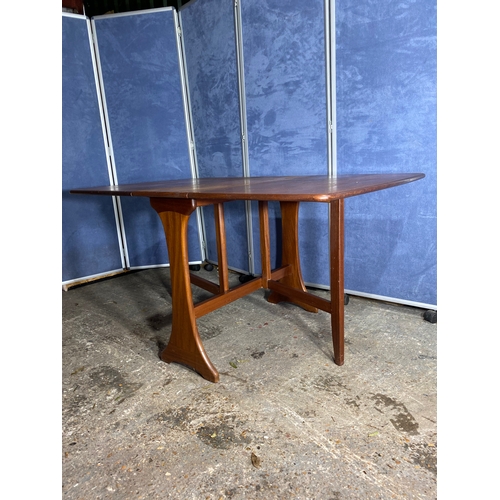 213 - Mid century drop leaf table.

Please see images for dimensions.