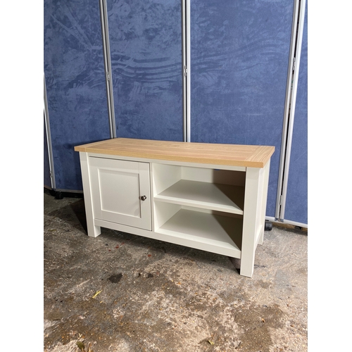 231 - Modern TV unit. 

Dimensions - 39.5