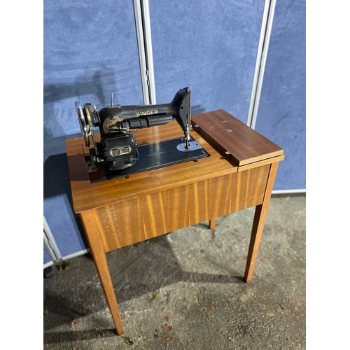 236 - Vintage sewing machine table and singer sewing machine. 

Dimensions - 30.5