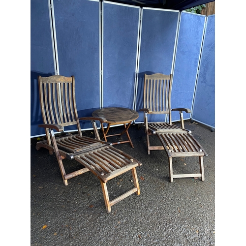 502 - A pair of Alexander rose recliner lounge chairs and side table.