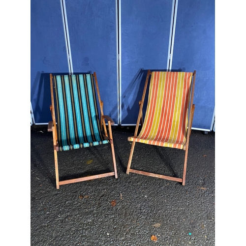 506 - A pair of foldable deck chairs.