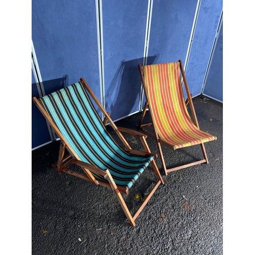 506 - A pair of foldable deck chairs.