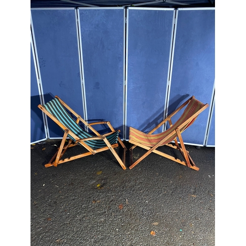 506 - A pair of foldable deck chairs.