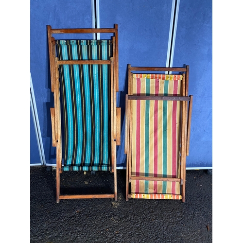 506 - A pair of foldable deck chairs.