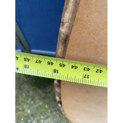 A beautiful oval ornate gilt framed mirror. Dimensions 18" x 31" approx